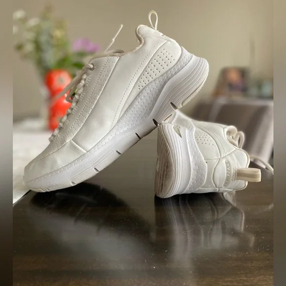 Skechers Arch Fit White Leather Athletic Sneakers Size 6.5 - Picture 1 of 7